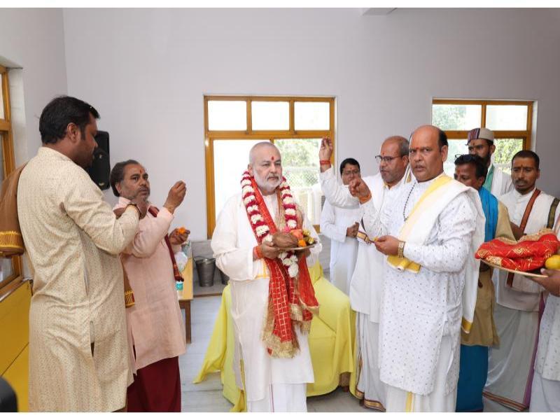 भोपाल के महर्षि वेद विज्ञान विद्यापीठ में चैत्र नवरात्रि के नौवें दिन श्री सहस्रचंडी महायज्ञ पूर्ण हुआ। वेद विद्या मार्तंड ब्रह्मचारी गिरीश जी ने यज्ञ की पूर्णाहुति में भाग लिया और विश्व परिवार के सभी नागरिकों के लिए उत्तम स्वास्थ्य, शांति और समृद्धि के संकल्प के साथ इतने प्रभावशाली यज्ञ संपादन के लिए वैदिक आचार्यों को धन्यवाद दिया। ब्रह्मचारी जी ने कहा, “योग और यज्ञ प्रत्येक व्यक्ति और समाज के समग्र विकास की दो अनमोल कुंजियाँ हैं। इन्हें व्यापक स्तर पर करने की आवश्यकता है। महर्षि संगठन में लगभग 5000 वैदिक पंडित हैं जो योग, ध्यान का अभ्यास करते हैं और हमारे विश्व परिवार के लाभ के लिए प्रतिदिन विभिन्न देवताओं के यज्ञ करते हैं। यह कलियुग है और इसके प्रभाव से लड़ने के लिए हमें जीवनपरक, जीवन का विकास करने वाले वैदिक ज्ञान को जनमानस तक पहुंचाना होगा, ताकि वे हमारे वैदिक साहित्य में वर्णित दिनचर्या और ऋतुचर्या का पालन कर सकें। जब हम प्रकृति के नियमों का पालन करते हैं और प्रकृति का समर्थन करते हैं, तो हमें प्रकृति से समर्थन प्राप्त होता है। जीवन में सकारात्मक वातावरण लाने के लिए वैदिक ज्ञान को शिक्षा की मुख्यधारा में शामिल करना होगा।” ब्रह्मचारी जी ने श्री राम दरबार मंदिर में वैदिक पंडितों के साथ पूजा भी की। कन्या भोज का भी आयोजन किया गया। ब्रह्मचारी जी ने कन्या पूजन किया और उन्हें स्वादिष्ट भोजन के साथ चुनरी और दक्षिणा भेंट की।